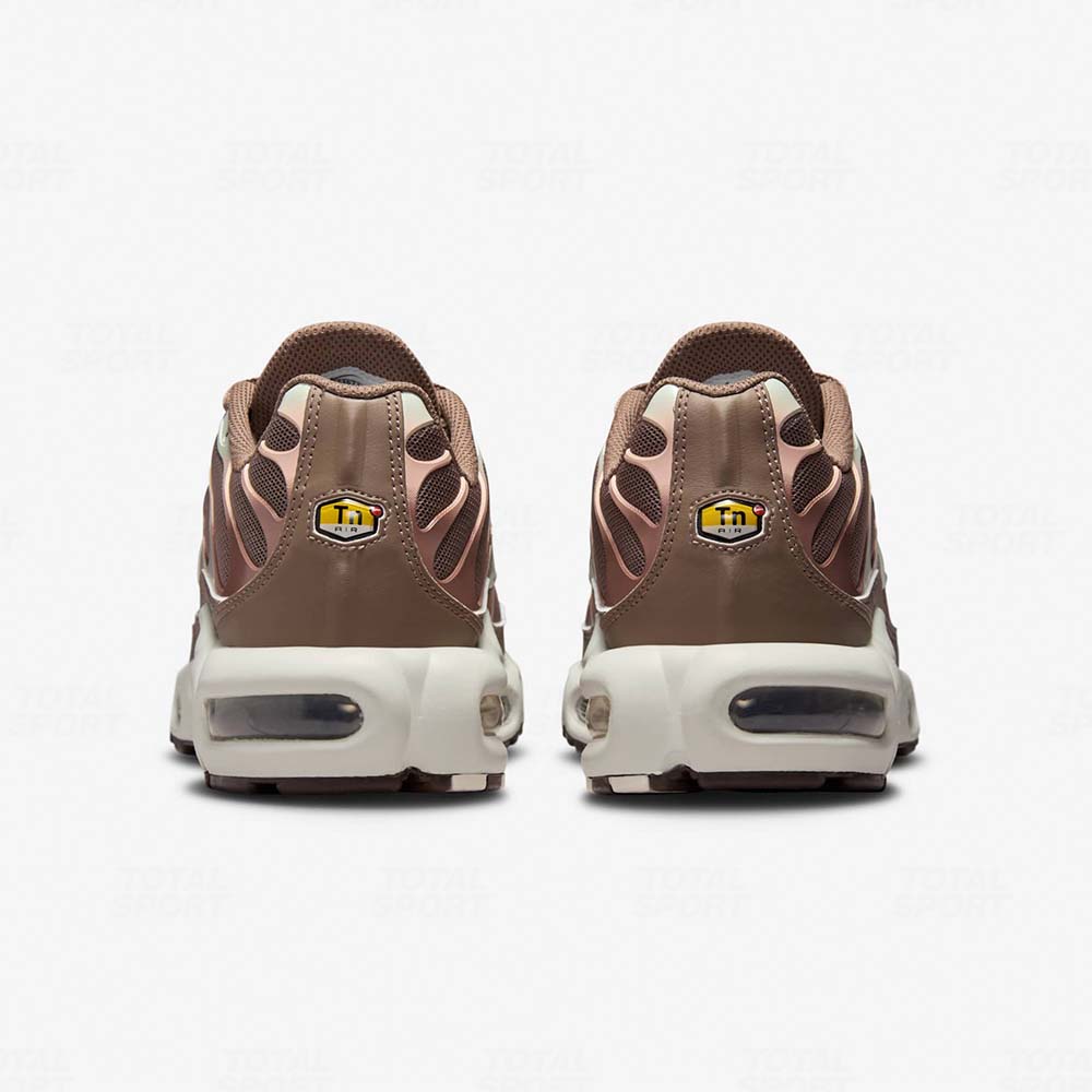 Nike Dama Air Max Plus TN Mink Brown Baroque Brown Sail Metallic Silver (DZ3671-200) PROMO FIESTAS DE TACNA DEL 1 AL 31 DE AGOSTO - Imagen 4