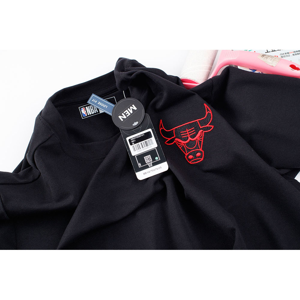 Polo Varon Chicago Bulls NBA Animal Logo (NBATS526121-BK1) - Imagen 3